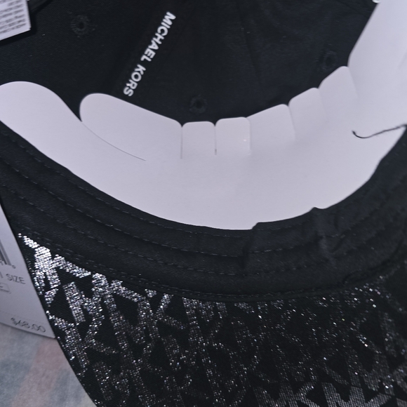 New Michael kors Signature Hat blk & Silver - Picture 9 of 14